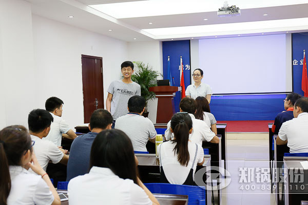 新员工举行自我介绍