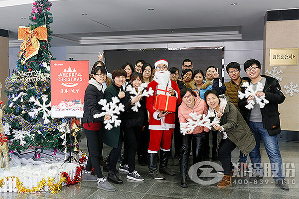 永利yl23455“圣诞老人”为全体员工派送节日礼物